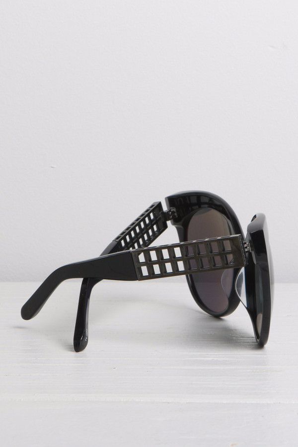 Linda Farrow Cat-Eye Cage Detail Sunglasses Linda Farrow Cat-Eye Cage Detail Sunglasses
