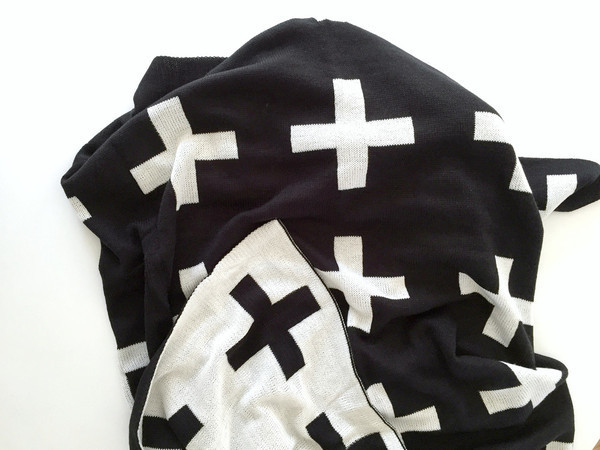 MODERN BURLAP LARGE REVERSIBLE CROSS KNIT SWEATER BLANKET MODERN BURLAP LARGE REVERSIBLE CROSS KNIT SWEATER BLANKET