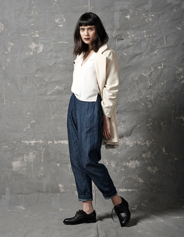 ALI GOLDEN V-NECK TOP - WHITE ALI GOLDEN V-NECK TOP - WHITE