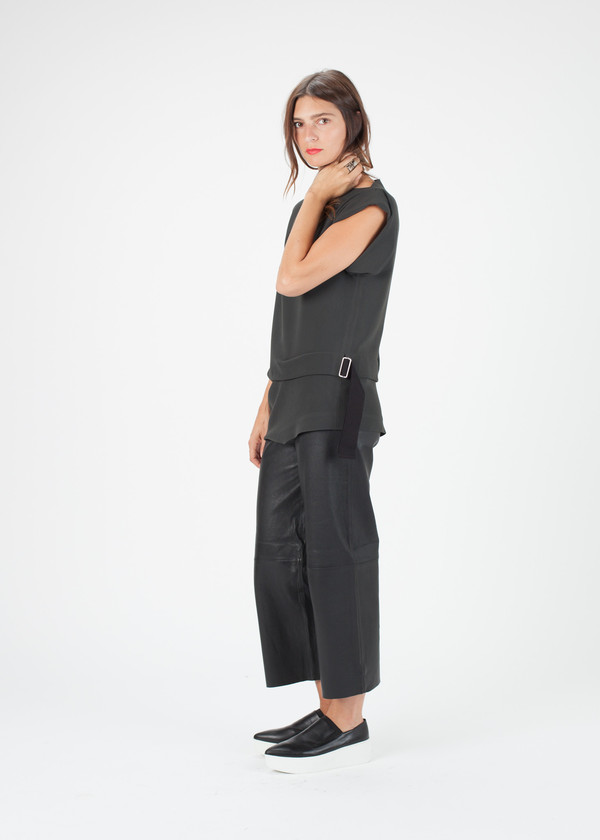 Ter et Bantine Sleeveless Belted Blouse Ter et Bantine Sleeveless Belted Blouse