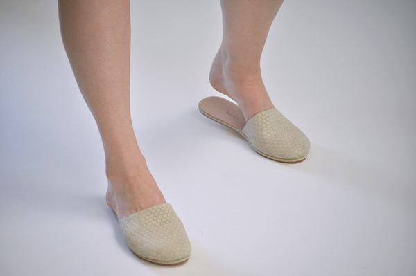 The Palatines Cognitio Mule w thong - beige hex leather The Palatines Cognitio Mule w thong - beige hex leather