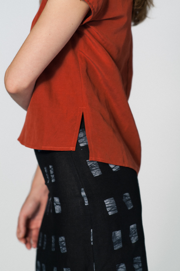 ALI GOLDEN V NECK TOP - RUST ALI GOLDEN V NECK TOP - RUST