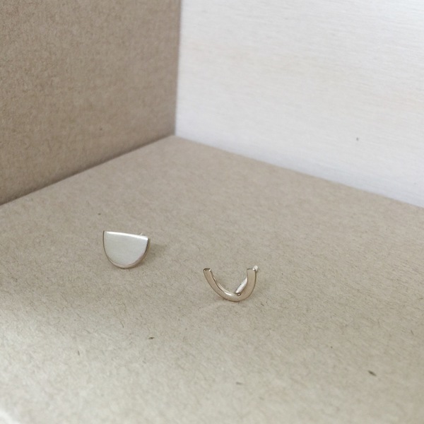 Upper Metal Class Semi Oval + Curve Earrings Upper Metal Class Semi Oval + Curve Earrings