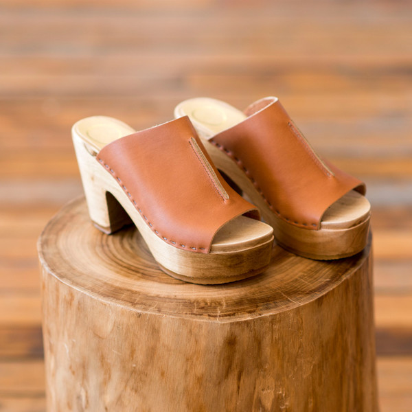 No. 6 Front Seam Slide Caramel No. 6 Front Seam Slide Caramel