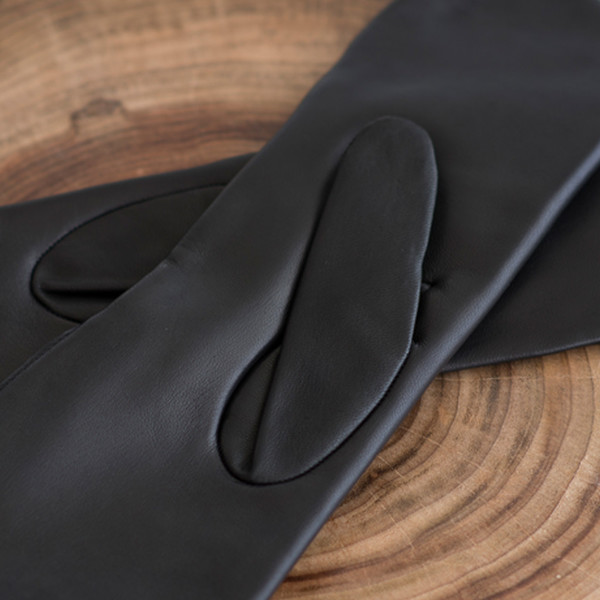 Yvonne Koné Mitten Black - SOLD OUT Yvonne Koné Mitten Black - SOLD OUT