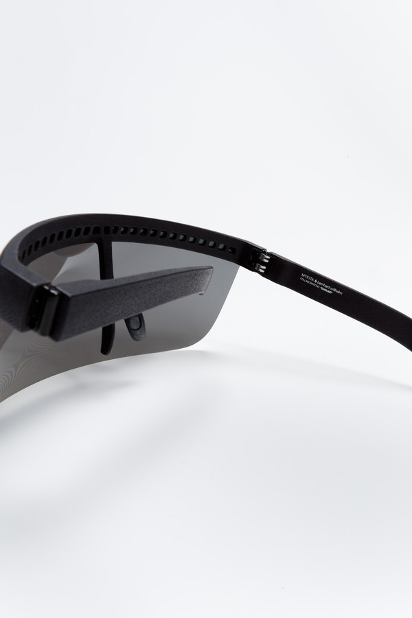MYKITA DAISUKE Sun Visor Black/Gold Flash Shield MYKITA DAISUKE Sun Visor Black/Gold Flash Shield