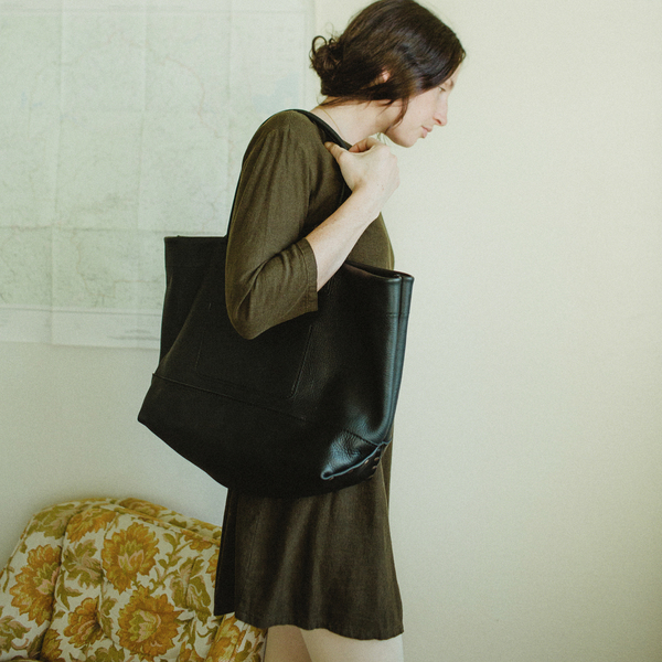 Unknown Leather Tote<br>Oiled Leather Black<BR>UNISEX Unknown Leather Tote<br>Oiled Leather Black<BR>UNISEX