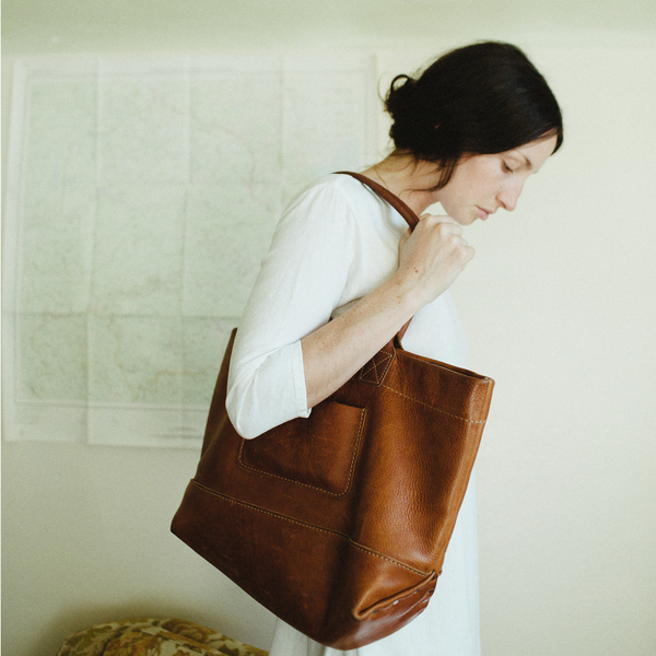Unknown Leather Tote<br>Oiled Leather Brown<BR>UNISEX Unknown Leather Tote<br>Oiled Leather Brown<BR>UNISEX