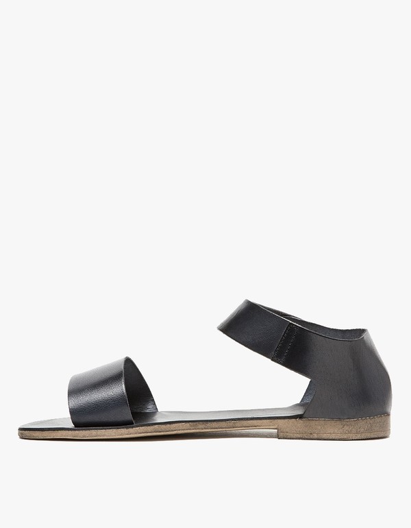 Intentionally Blank FIUME in BLACK Intentionally Blank FIUME in BLACK