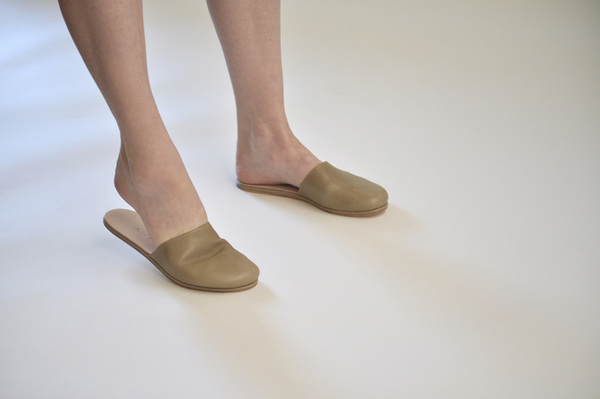 The Palatines Cognitio Mule w/thong - olive leather The Palatines Cognitio Mule w/thong - olive leather