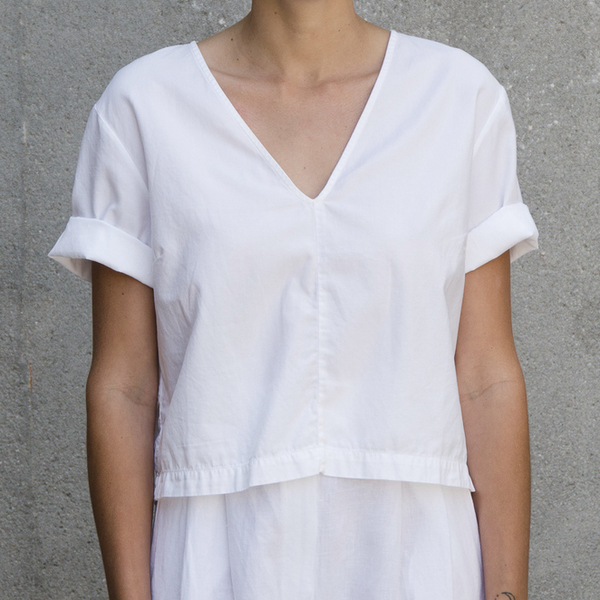 ALI GOLDEN V-NECK TOP - WHITE ALI GOLDEN V-NECK TOP - WHITE