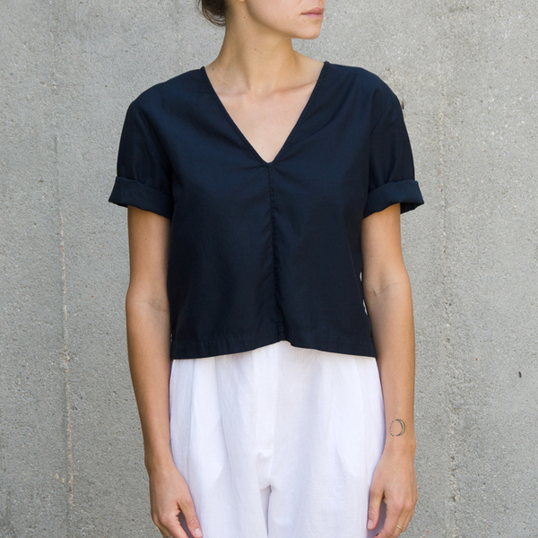 ALI GOLDEN V-NECK TOP - BLACK ALI GOLDEN V-NECK TOP - BLACK