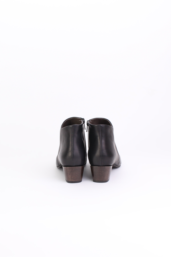 Coclico Whit bootie in black Coclico Whit bootie in black