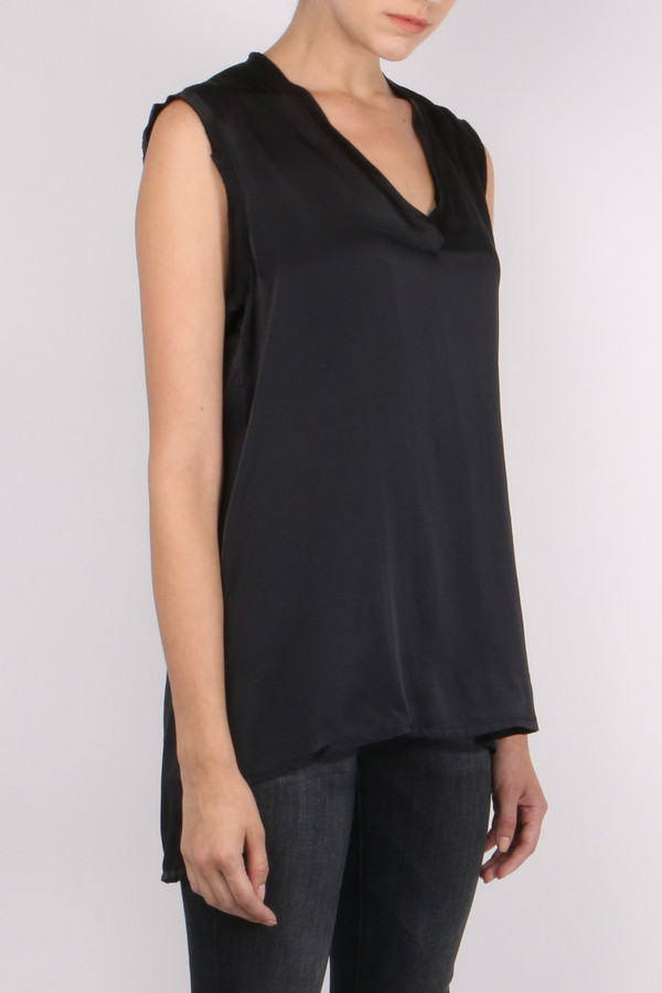 (nude) V-Neck Sleeveless Top (nude) V-Neck Sleeveless Top