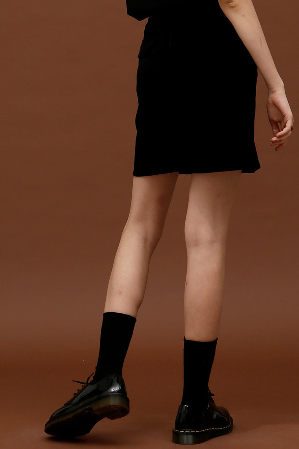 ROCKET LUNCH Velvet Botton Skirt- Black ROCKET LUNCH Velvet Botton Skirt- Black