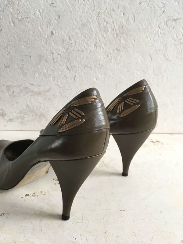 The Shudio Vintage Olive Leather Pumps (Sz 10B) The Shudio Vintage Olive Leather Pumps (Sz 10B)