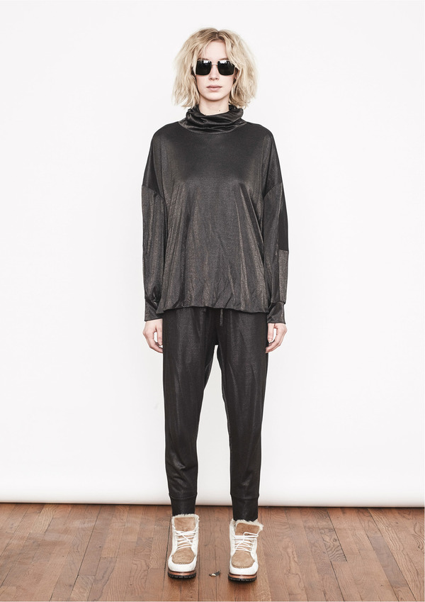 Berenik BLACK GOLD SHEEN TURTLENECK BLOUSE Berenik BLACK GOLD SHEEN TURTLENECK BLOUSE