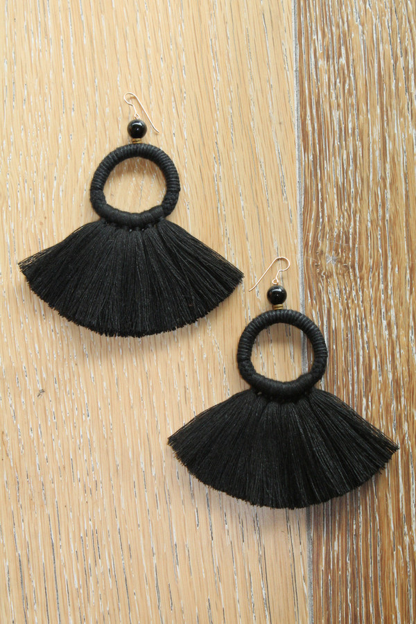 ora-c oly earrings in black ora-c oly earrings in black