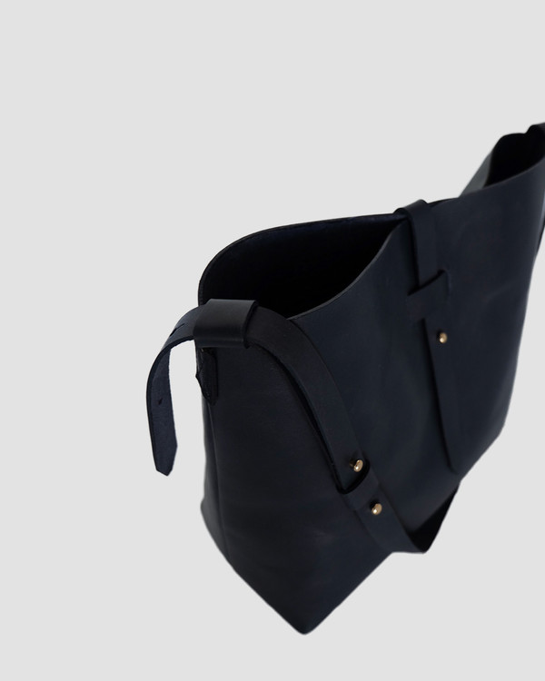 esby leather ESBY BUCKET TOTE - NAVY esby leather ESBY BUCKET TOTE - NAVY