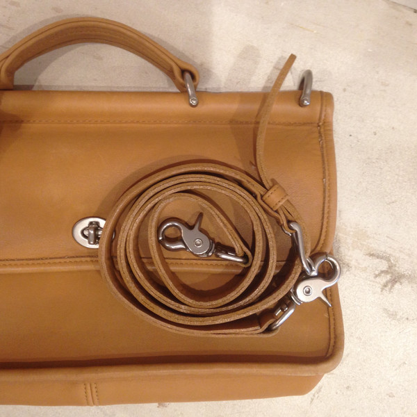 Darling Vintage Vintage Coach City Willis 9153 Tan Crossbody Bag Darling Vintage Vintage Coach City Willis 9153 Tan Crossbody Bag