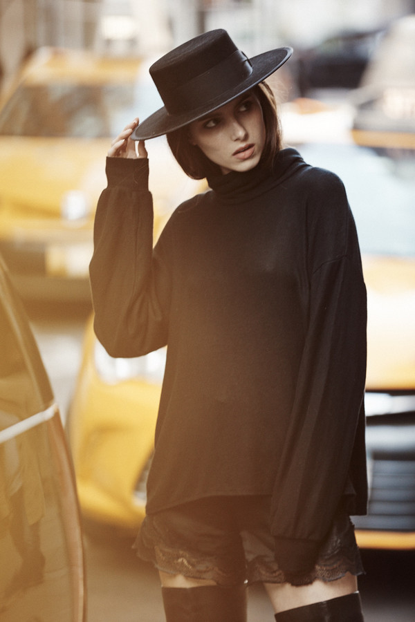 BETWEEN TEN Oxford Knit Sweater - Plain Hem BETWEEN TEN Oxford Knit Sweater - Plain Hem