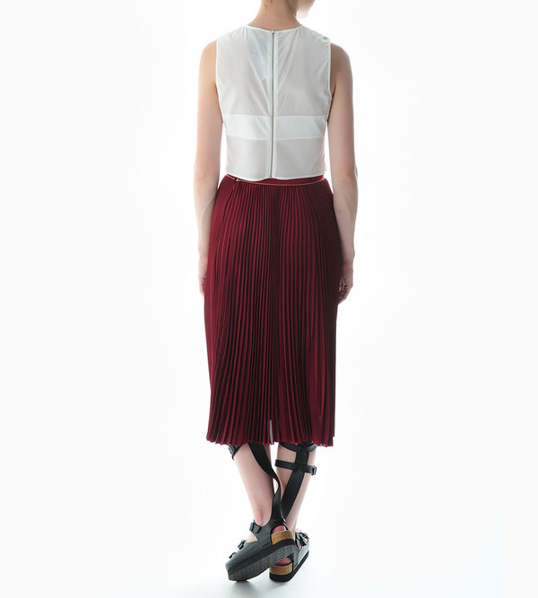 Sacai Luck Pleated Side Slit Skirt with Lace Underlay Sacai Luck Pleated Side Slit Skirt with Lace Underlay