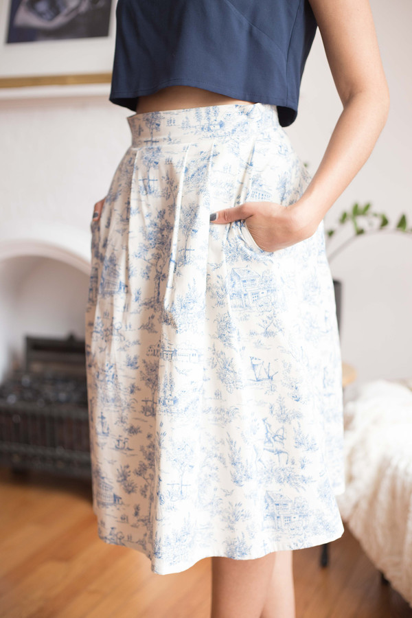 Birds of North America Ouzel Skirt (Cornflower Toile) Birds of North America Ouzel Skirt (Cornflower Toile)