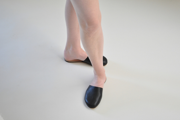 The Palatines "cognitio" slide slipper | black The Palatines "cognitio" slide slipper | black