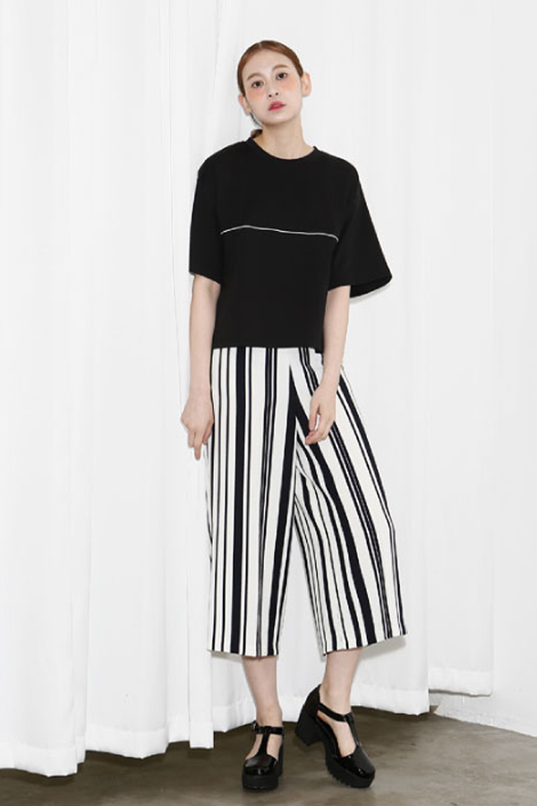 AMONG by ROCKET X LUNCH Oversized Slit Crop Tee- Black AMONG by ROCKET X LUNCH Oversized Slit Crop Tee- Black